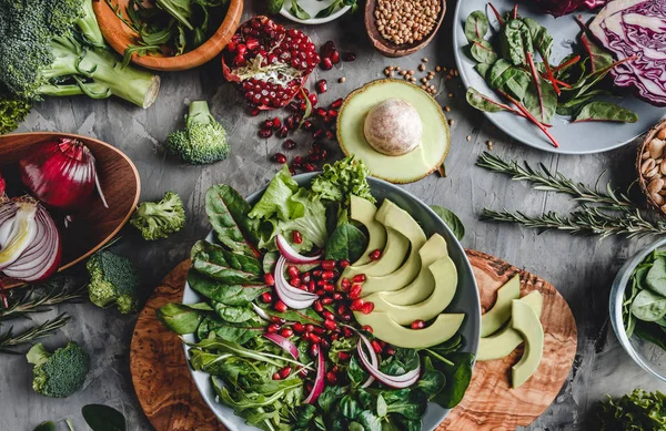 Healthy Fresh Salad Avocado Greens Arugula Spinach Pomegranate Plate Grey — Stock Photo, Image