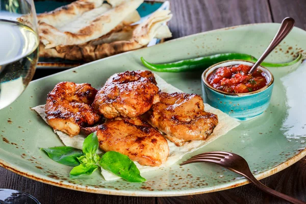 Brochetas Pollo Con Salsa Tomate Verduras Servidas Con Copa Vino — Foto de Stock