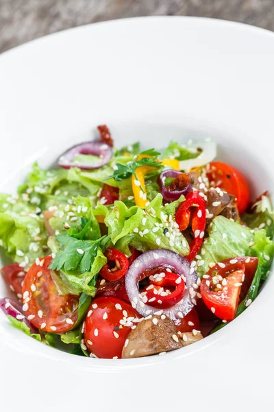 Salada Legumes Frescos Com Alface Cogumelos Grelhados Tomate Pimentão Doce — Fotografia de Stock