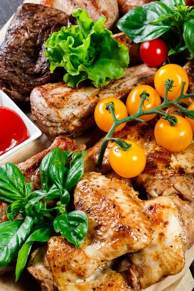 Assorted Delicious Grilled Meat Vegetables Fresh Salad Bbq Sauce Cutting — Stock Photo, Image