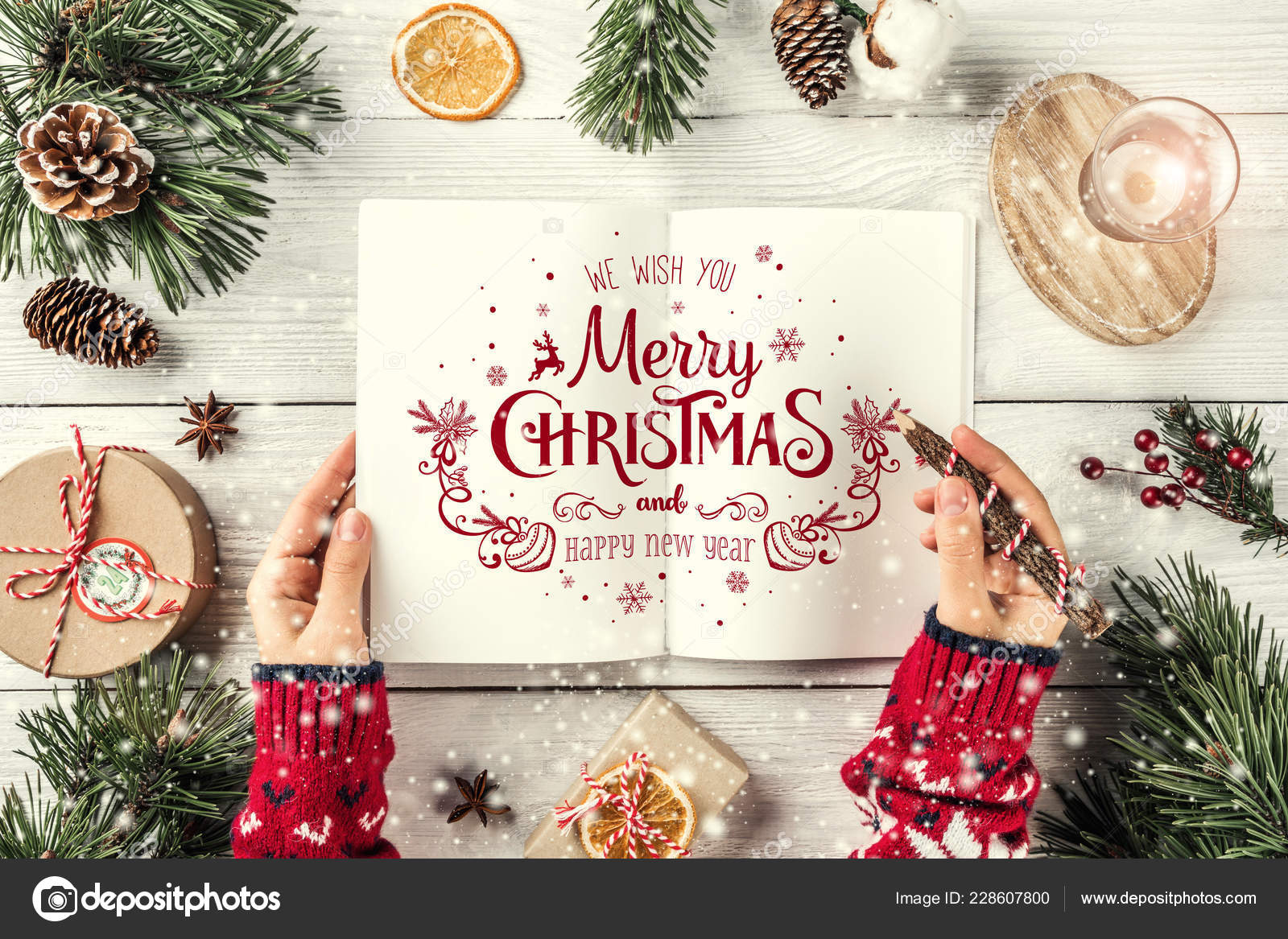 女性の手がサンタに手紙を書きます 休日の予約 マツ円錐形 白い背景にプレゼントとクリスマスのモミの枝します テーマはクリスマスと新年あけましておめでとうございます フラット横たわっていた トップ ビュー ストック写真 C Valentinjukov