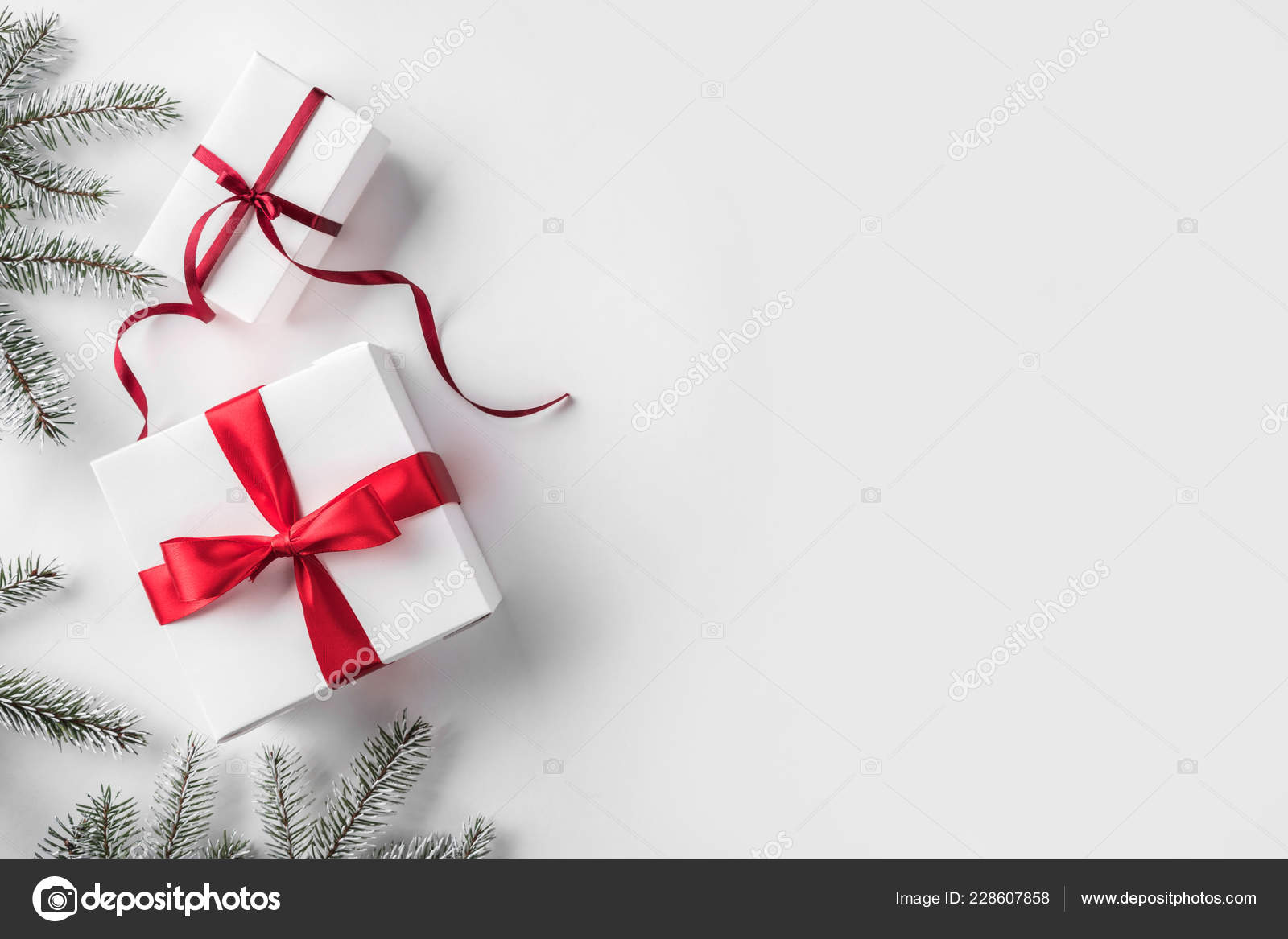 Nền trắng quà tặng Giáng sinh thực sự rất xinh đẹp và đầy ý nghĩa. Những chiếc hộp quà tinh tế và thật ngọt ngào đã sẵn sàng đến tay bạn. Bên cạnh đó, màu trắng tinh khiết còn mang đến cho bạn cảm giác thanh bình và bình yên trong không gian ngày lễ. Hãy cùng chúng tôi khám phá và mua sắm cho những người thân yêu của bạn những món quà đầy ý nghĩa nhé!