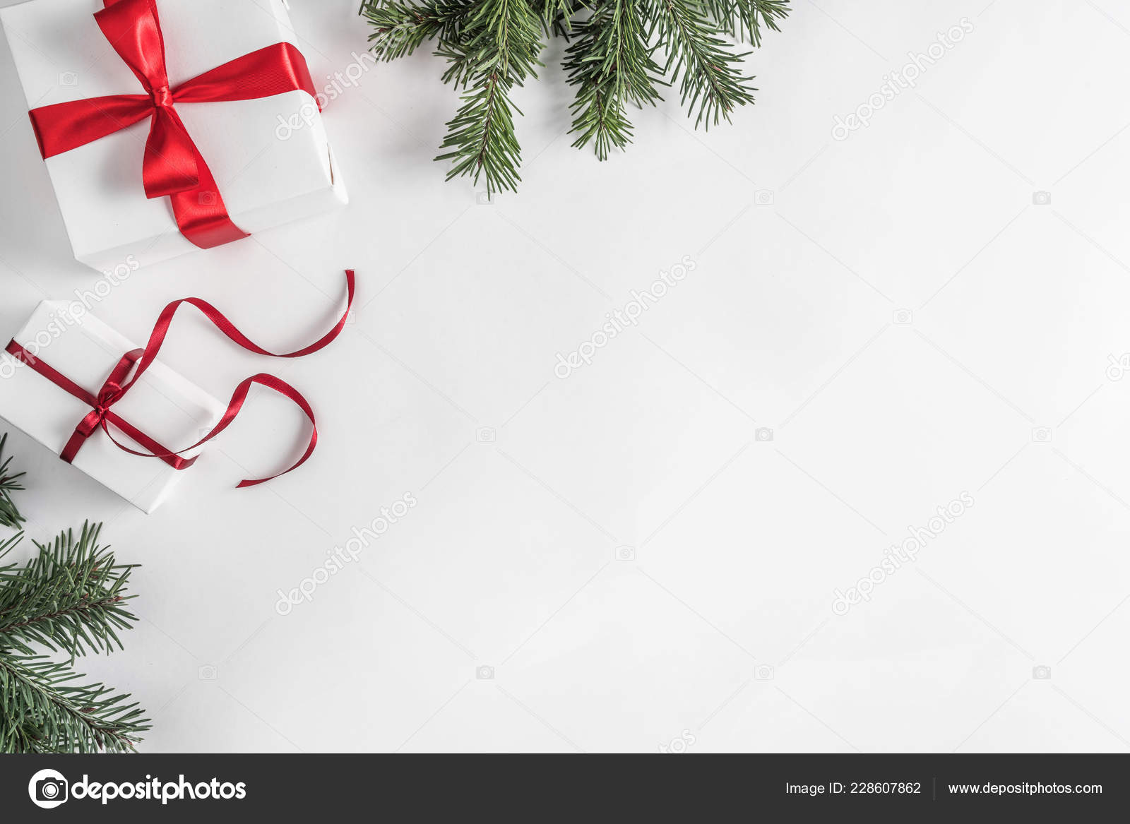 Nếu bạn đang tìm kiếm món quà Giáng Sinh độc đáo, hãy xem ngay hình ảnh trên nền trắng Giáng Sinh này. Những cây thông, trái thơm và quả hộp tuyệt đẹp sẽ khiến bạn lựa chọn một món quà độc đáo và đặc biệt để tặng cho người thân yêu của mình. Hãy truy cập ngay để xem!