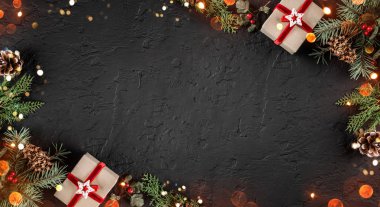 Dalı Noel köknar, çam kozalakları, hediyeler ışık ile karanlık arka plan üzerinde yaratıcı düzen çerçeve yaptı. Noel ve yeni yıl tema, bokeh, kıvılcım, parlayan. Düz yatıyordu, en iyi görünüm, geniş kompozisyon