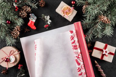 Sarma, çam dalları, hediyeler, çam kozalakları, tatil arka plan üzerinde kırmızı süslemeleri Noel ile yılbaşı kompozisyon. Noel ve mutlu yeni yıl kartı. Düz yatıyordu, en iyi görünümü