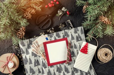 Boş Not, para euro, xmas kaydırma, çam dalları, hediyeler, Noel kompozisyonu kalem tatil arka plan üzerinde. Noel ve mutlu yeni yıl tema. Düz yatıyordu, en iyi görünümü