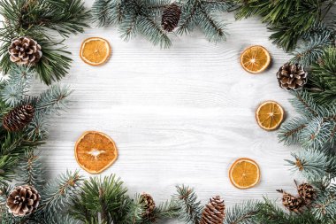 Beyaz ahşap arka planda hediye kutuları, çam kozalakları ile Noel ağacı dalı yaratıcı çerçeve yaptı. Noel ve yeni yıl tema. Düz yatıyordu, en iyi görünümü