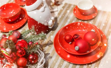 Noel sofra Noel çelenk, çam dalları, koniler, bokeh ile süslemeler ile yer. Noel ve mutlu yeni yıl tema, seçici odak