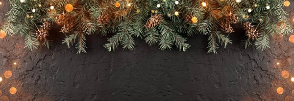 Karácsonyi Fenyő Ágak Fenyőtobozok Nyaralás Sötét Háttérben Fény Karácsonyt Boldog — Stock Fotó