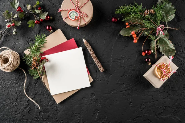 モミ枝 松ぼっくり ギフト ボックスと暗い背景にサンタのクリスマスの手紙 テーマはクリスマスと新年あけましておめでとうございます フラット横たわっていた トップ ビュー — ストック写真