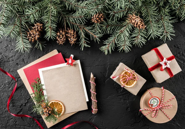 전나무 소나무 상자와 어두운 배경에 크리스마스 크리스마스와 받으세요 테마입니다 — 스톡 사진