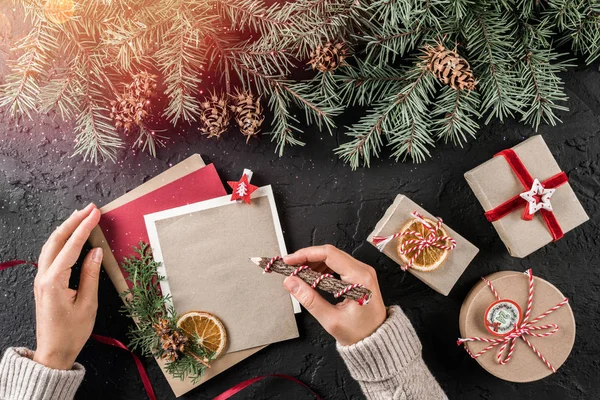 Mão Feminina Escrevendo Uma Carta Papai Noel Fundo Escuro Com — Fotografia de Stock