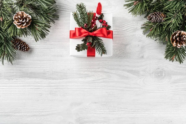 Kerst Geschenkdozen Witte Houten Achtergrond Met Fir Takken Dennenappels Xmas — Stockfoto