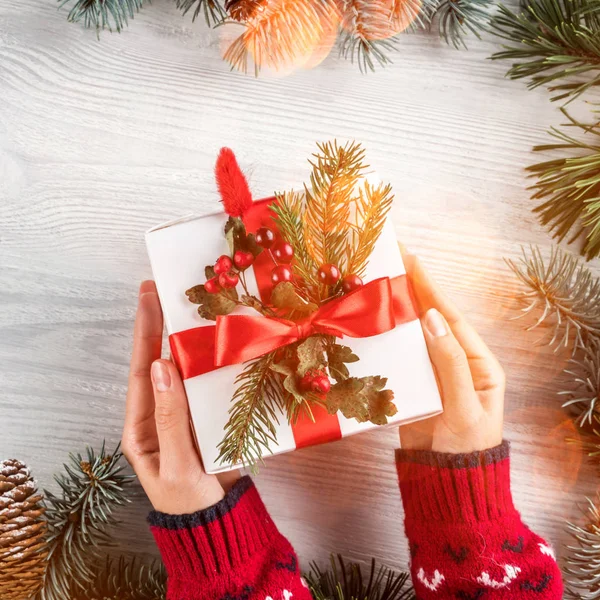 전나무 소나무 크리스마스 상자를 크리스마스와 받으세요 Bokeh 빛나는 — 스톡 사진