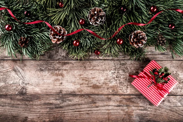 Kerst Fir Takken Vakantie Houten Achtergrond Met Geschenkdozen Dennenappels Rode — Stockfoto
