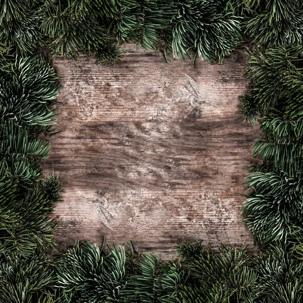 创意布局框架由圣诞冷杉分支在木制背景 圣诞节和新年主题 平面布局 顶部视图 — 图库照片
