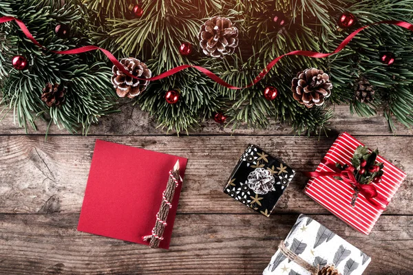 창조적인 레이아웃 크리스마스 전나무의 소나무 바탕에 크리스마스와 — 스톡 사진