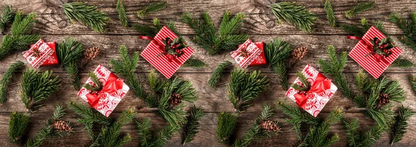 圣诞礼品盒的背景从树枝 杜松子酒 落叶松 圣诞节和新年快乐主题 平面布局 顶部视图 — 图库照片
