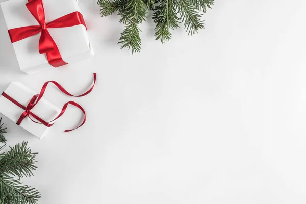 Confezioni Regalo Natale Sfondo Bianco Con Rami Abete Pigne Decorazione — Foto Stock