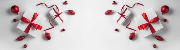 Рождественские Подарочные Коробки Красной Лентой Украшения Белом Фоне Новогодняя Тема — стоковое фото