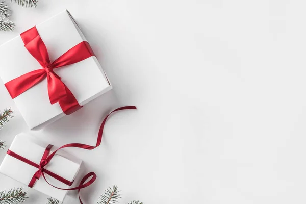 Kerst Geschenkdozen Met Rood Lint Witte Achtergrond Met Fir Takken — Stockfoto