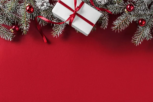 Yaratıcı düzen çerçevesi Noel köknar yapılan dalları, çam kozalakları, hediyeler, kırmızı zemin üzerine kırmızı dekorasyon. Noel ve yeni yıl tema, bokeh, parlayan. Düz yatıyordu, en iyi görünümü