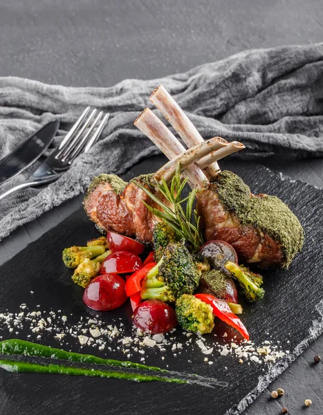 Tomahawk Žebra Hovězí Steak Kosti Zelenina Omáčkou Palubě Černé Břidlice — Stock fotografie