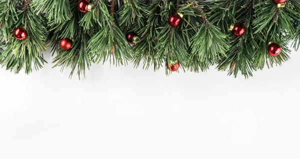 Natal Ramos Abeto Com Decoração Vermelha Fundo Branco Tema Natal — Fotografia de Stock