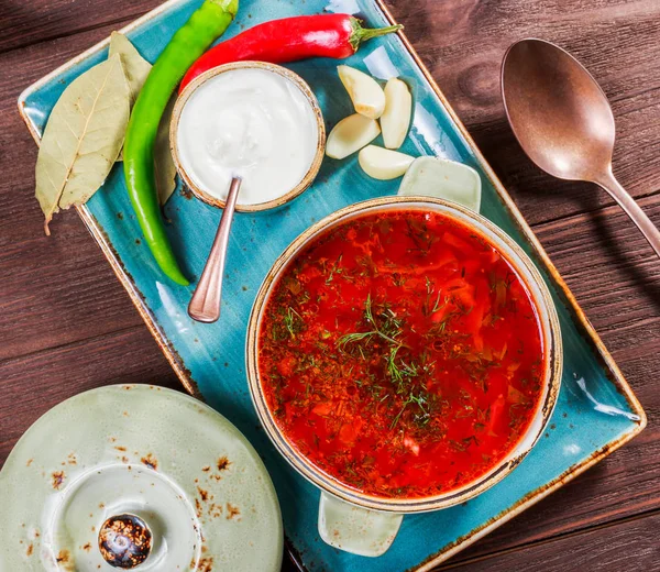 우크라이나어 러시아어 향미료 말린된 허브와 어두운 식품에 그릇에 보르시 — 스톡 사진