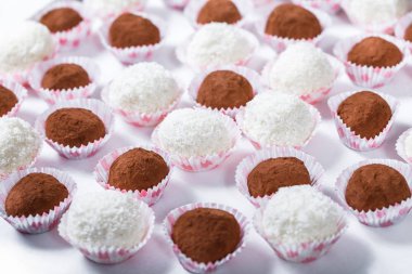 Çikolata. Düğün Resepsiyon Masa tatlılar, şekerler, tatlı, meringues, meyve tart, kek, çörek, kek, eklerleri ile