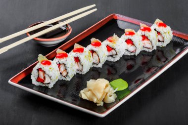 Suşi Roll - Maki Sushi deniz kale, Yengeç eti, koyu ahşap arka plan üzerinde avokado, krem peynir ile. Üstten görünüm. Japon mutfağı