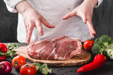 Mutfak, Şef kasap kesim domuz eti yemek yemek