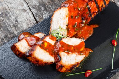 Jambon füme ahşap arka plan üzerinde taş arduvaz arka plan üzerinde domates soslu ızgara. Sıcak et yemekleri. Üstten görünüm 