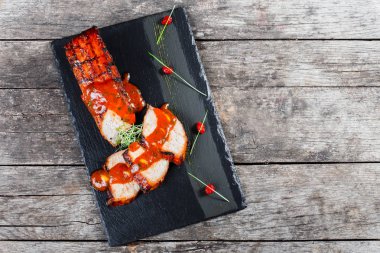 Jambon füme ahşap arka plan üzerinde taş arduvaz arka plan üzerinde domates soslu ızgara. Sıcak et yemekleri. Üstten görünüm 