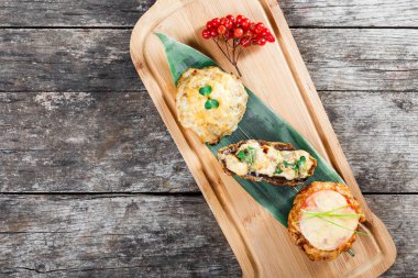 Sığır eti biftek ve domates ve peynir kesme tahtası ahşap arka plan üzerinde tarih ile tavuk göğsü. Sıcak et yemekleri. Üstten görünüm 