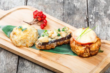 Sığır eti biftek ve domates ve peynir kesme tahtası ahşap arka plan üzerinde tarih ile tavuk göğsü. Sıcak et yemekleri. Üstten görünüm 