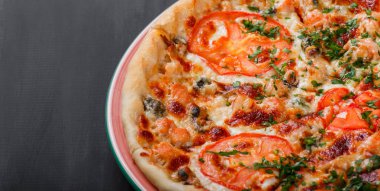 Tavuk, domates, mantar, yeşil ve koyu ahşap zemin üzerine peynir pizza. Ev yapımı pizza.