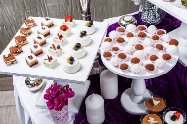 Çikolata. Düğün Resepsiyon Masa tatlılar, şekerler, tatlı, meringues, meyve tart, kek, çörek, kek, eklerleri ile.