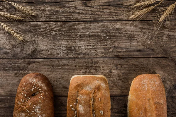 Різний Свіжий Хліб Колоски Пшениці Сільському Дерев Яному Фоні Творче — стокове фото
