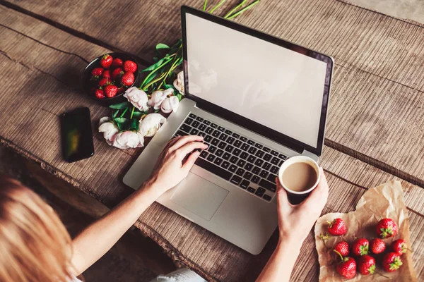 Jovem Mulher Usando Digitando Computador Portátil Mesa Madeira Áspera Com — Fotografia de Stock