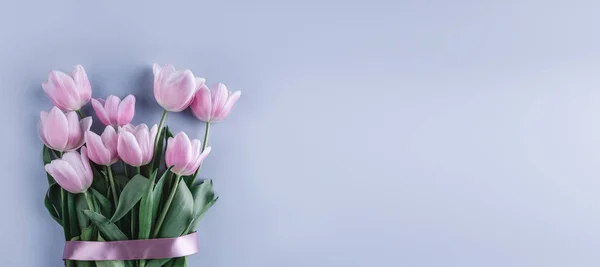 Strauß Rosa Tulpenblüten Vor Hellblauem Hintergrund Grußkarte Oder Hochzeitseinladung Flache — Stockfoto