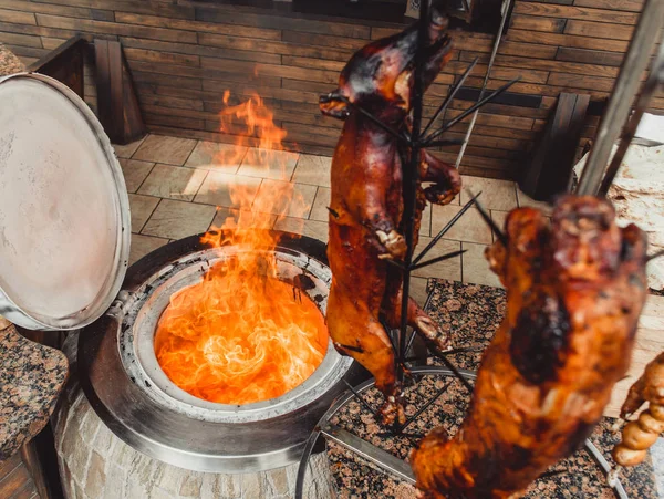 Porco Grelhado Cordeiro Chamas Carvão Churrasqueira Quente Pratos Carne Quente — Fotografia de Stock