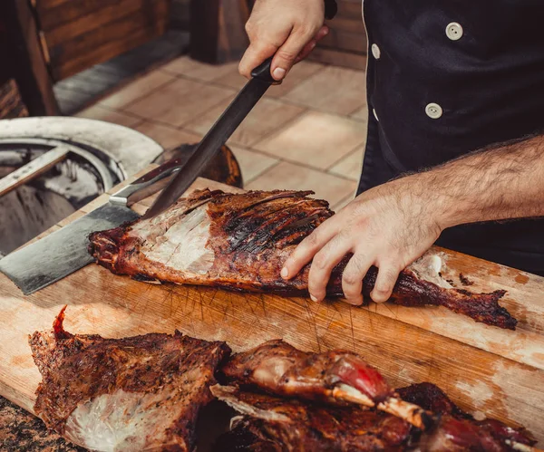 Chef Mãos Cortando Cordeiro Grelhado Inteiro Para Bifes Com Faca — Fotografia de Stock