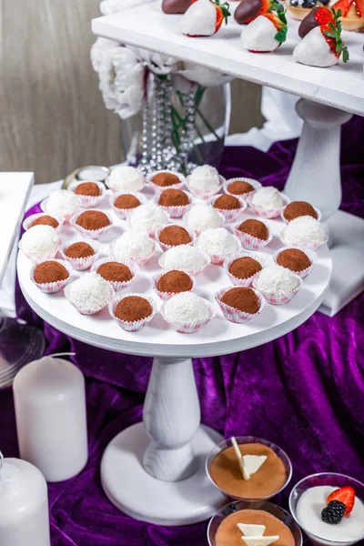 棒キャンディ お菓子 キャンデー デザート メレンゲ フルーツのタルト カップケーキ マフィン ケーキ エクレアと結婚式のフロント — ストック写真