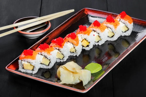 Sushi Roll Sushi Maki Con Salmón Caviar Rojo Aguacate Queso — Foto de Stock
