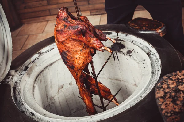 ラム肉のグリル火災や石炭 ホットのタンドール グリル 温かい肉料理 — ストック写真