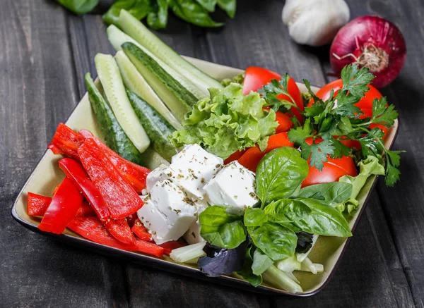 Tallrik Blandade Färska Grönsaker Och Fetaost Ljus Trä Bakgrund Snacks — Stockfoto