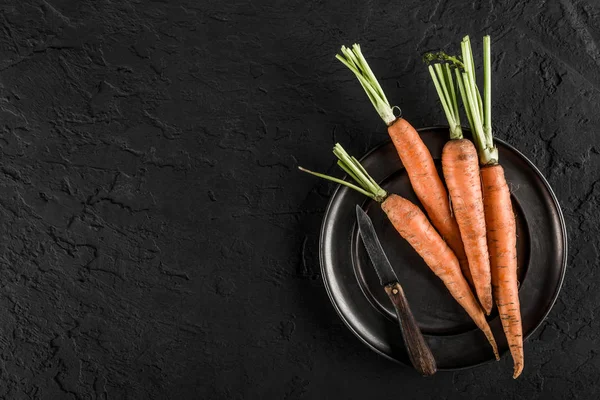 Свіжа Морква Збирається Тарілці Фоні Темного Каменю Концепція Їжі Вид — стокове фото