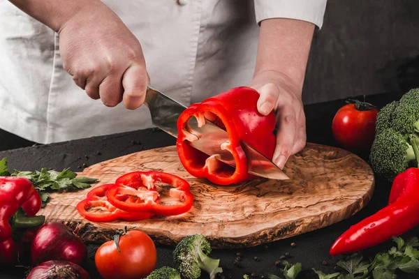 Šéfkuchař Krájení Zeleniny Nožem Kuchyň Vaření Potravin Ingredience Stole Pojem — Stock fotografie