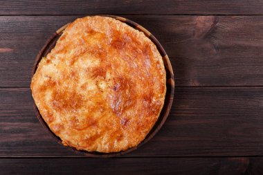 Acaralı Khachapuri geleneksel Gürcü peynir pasta kesme tahtası üzerinde. Homemade Pişirme. Üstten görünüm